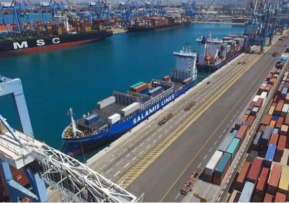 דרמה מול חופי חיפה: נוסע סמוי התבצר באוניית משא