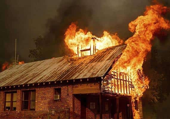 "שריפת קאר": 2 כבאים נהרגו, האש נעה במהירות לעבר העיר רדינג