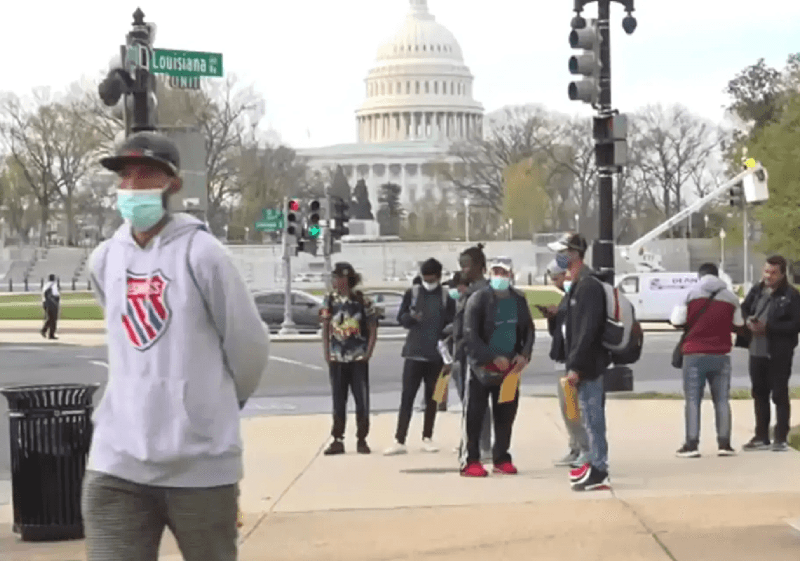 מושל טקסס הבטיח וקיים: אוטובוס מלא במהגרים הגיע לוושינגטון הבירה