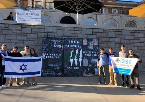 דגל ישראל וכרזות תמיכה: כך סטודנטים יהודים מתמודדים עם "שבוע הזדהות עם פלסטין" באוניברסיטה בכירה