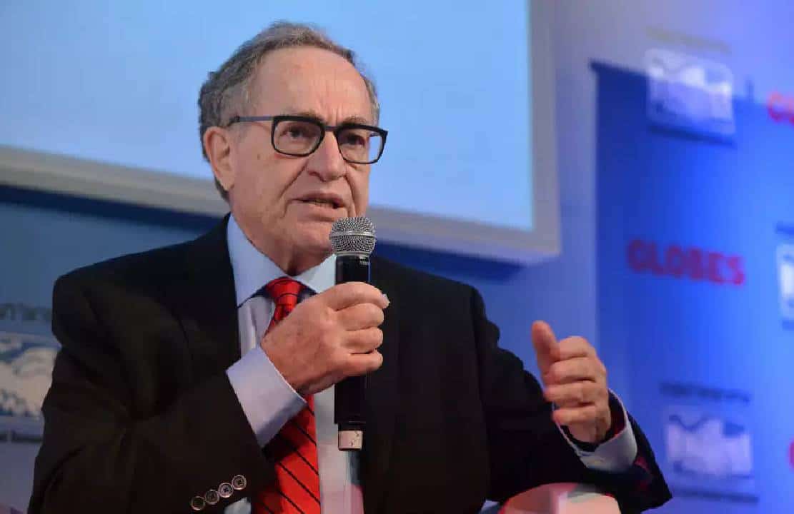 דרשוביץ: "כתב האישום נגד טראמפ גורם לנו להיראות כמו רפובליקת בננות"