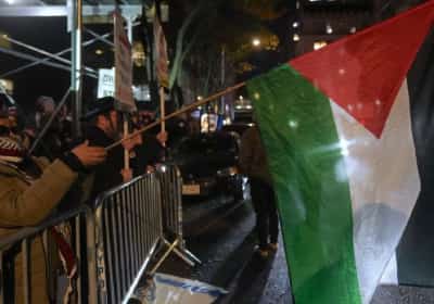 גל השנאה מוביל לחקיקה: ניו יורק מקדמת הגנה על בתי תפילה מפני מפגינים