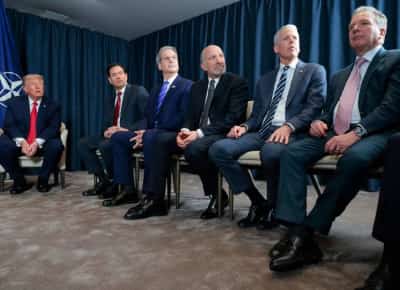 הנעליים של טראמפ: סמל הנאמנות החדש בבית הלבן עולה 145 דולר ומגיע בקופסה חומה