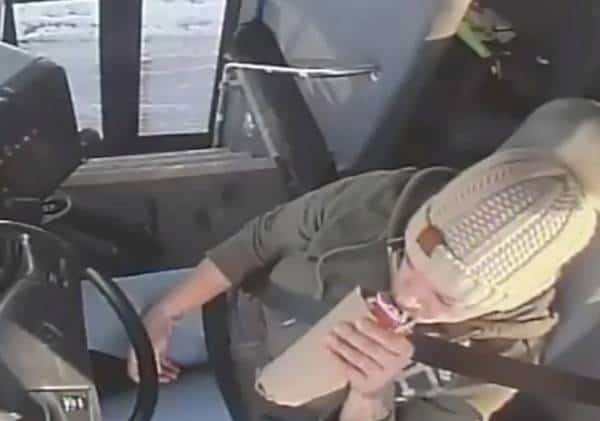 מחדל במערכת החינוך: נהגת הסעות שתתה בירה בזמן שעשרות תלמידים ישבו באוטובוס