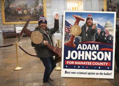 מהקפיטול לקלפי: האיש שגנב את הדוכן של ננסי פלוסי בהסתערות על הקונגרס רץ לתפקיד ציבורי בפלורידה