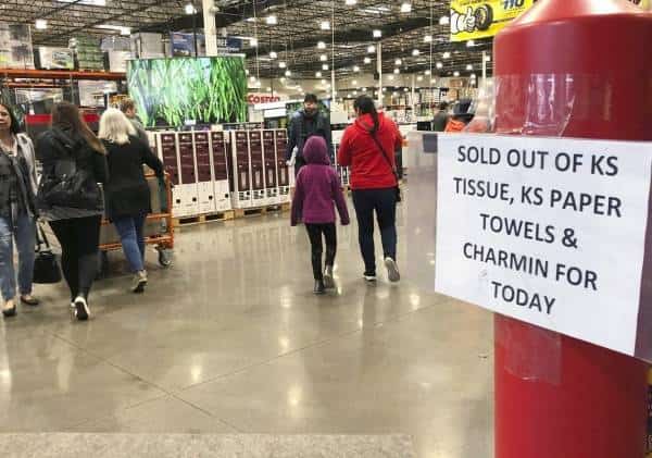 תושבי ואלי לוס אנג'לס בכוננות קורונה: אזלו בקבוקי המים בסניף קוסטקו בוודלנד הילס