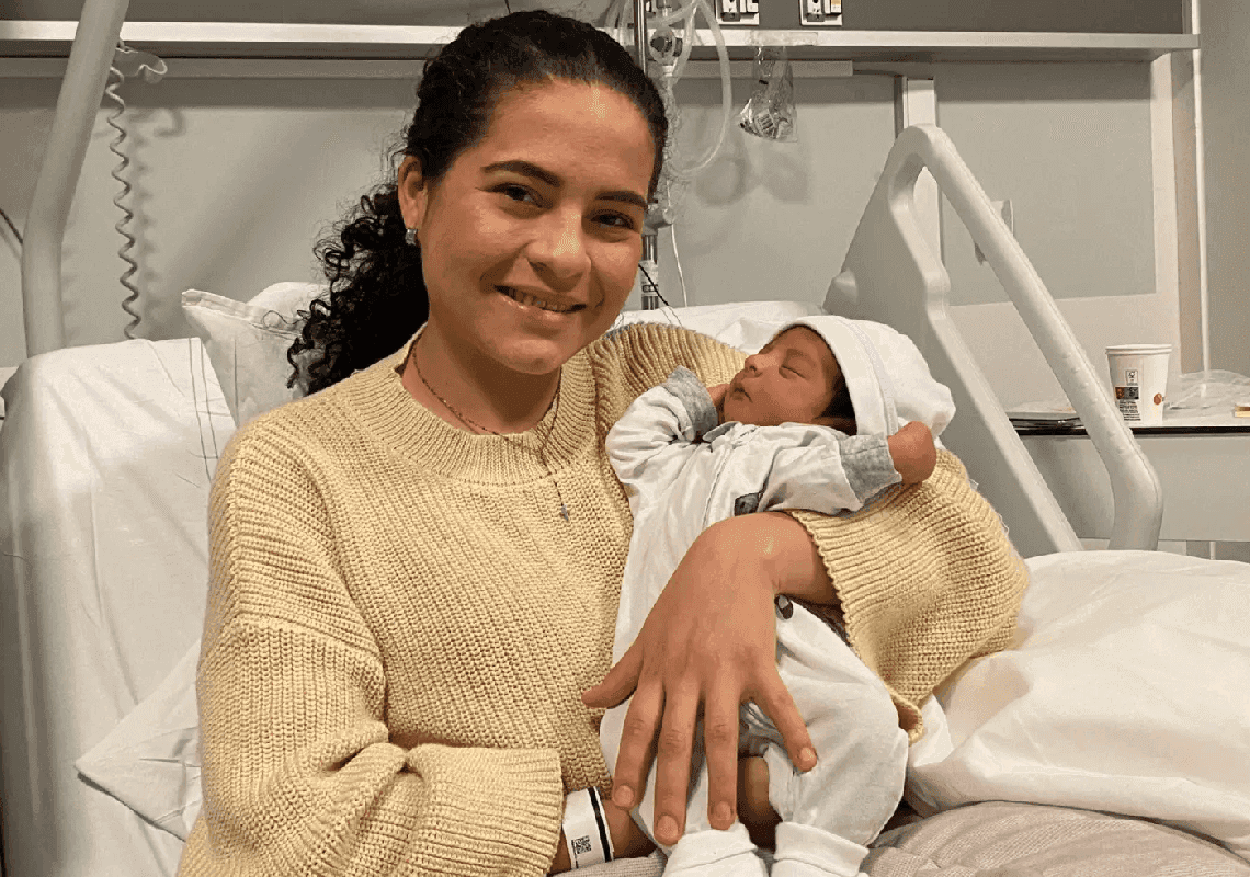 אישה ילדה תינוק במהלך טיסה - למרות שלא ידעה שהיא בהריון 