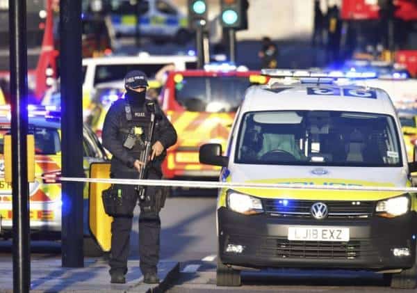פיגוע דקירה בלב לונדון: 2 נרצחו, המחבל נורה למוות ע"י המשטרה