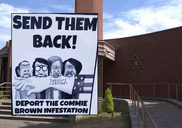 "מעורר דאגה": ניאו נאצים פרסמו כרזות נגד הגירה על גבי בתי כנסת 