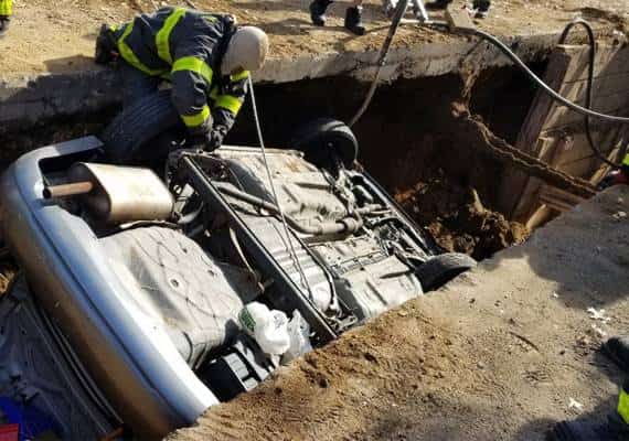 ניו יורק: נהג קשיש התבלבל בדרך וצנח עם מכוניתו אל תוך בור