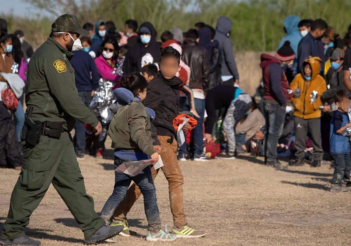 בתוך יממה אחת: למעלה מ-800 ילדים נעצרו בגבול ארה"ב-מקסיקו