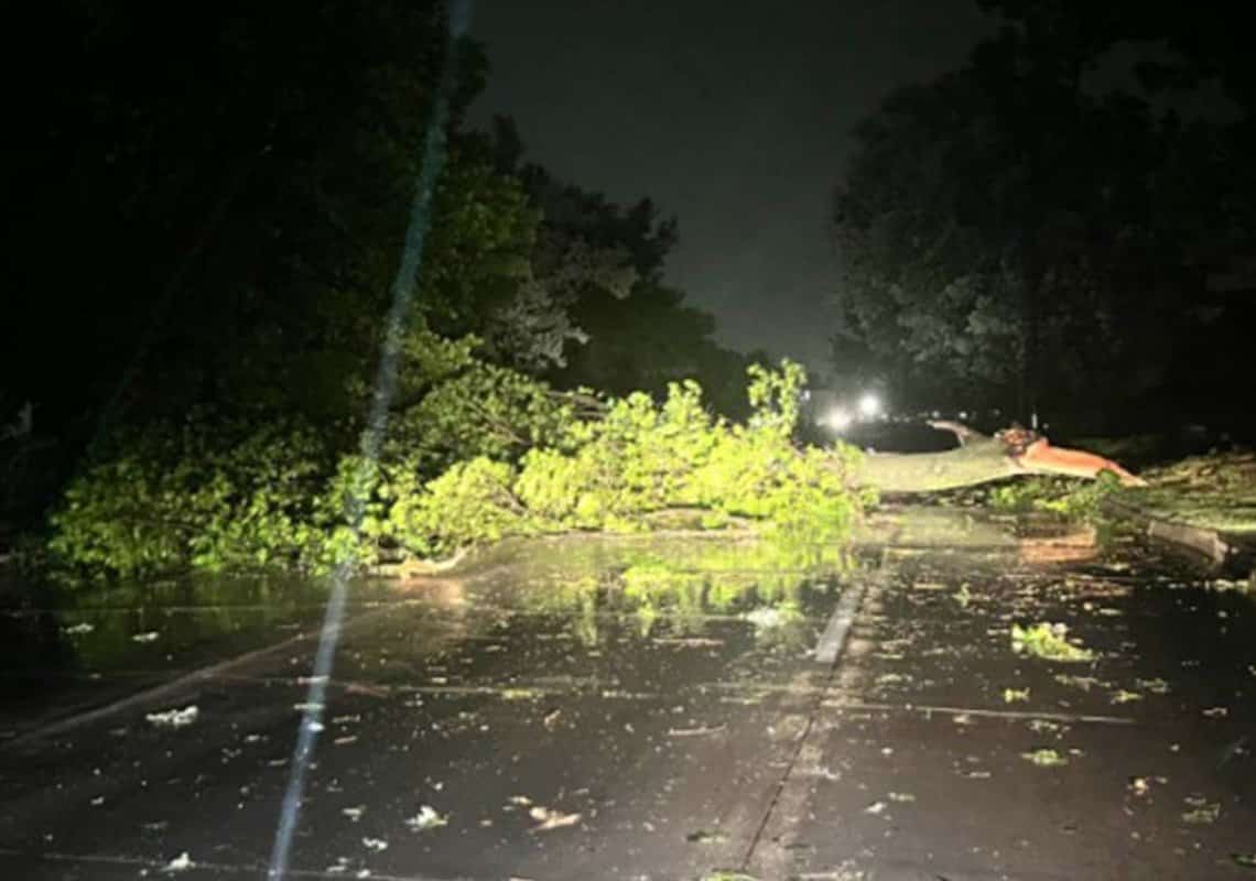 סופות רעמים ורוחות חזקות בדרום ארצות הברית: מאות אלפים נותרו ללא חשמל