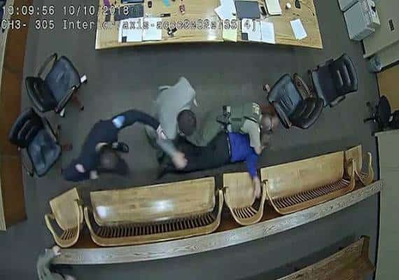 דרמה לעיני המצלמה: ניסה לגנוב את אקדחו של השוטר במהלך המשפט