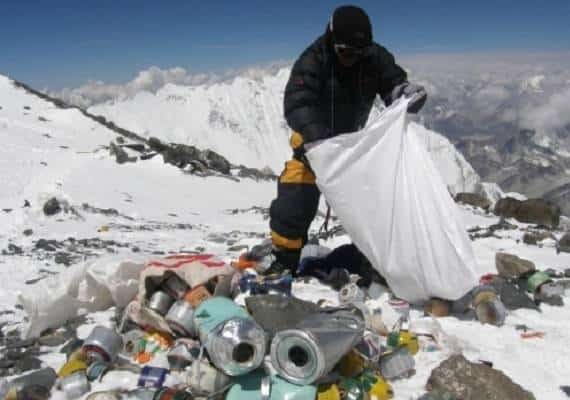 טונות אשפה וגופות אדם: החל מבצע ניקוי הר האוורסט