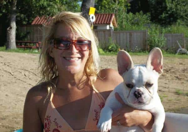 "לא תמיד חושבים שזה יקרה עם כלבים קטנים, שוכחים שיש להם כוח עצום": אשה אימצה בולדוג צרפתי ושילמה על כך בחייה
