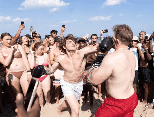 "למה כאן דווקא!?" תושבי דרום-פלורידה מתכוננים לכאוס בזמן שמיליוני סטודנטים עטים על אזורי הנופש