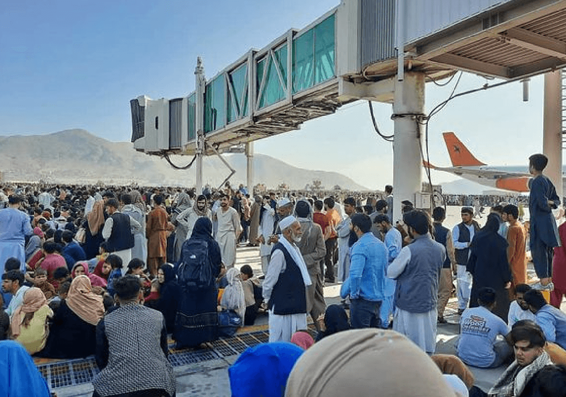 כאוס בשדה"ת באפגניסטן: יריות נשמעו כאשר מאות אפגנים ניסו לעלות על מטוס צבאי אמריקני