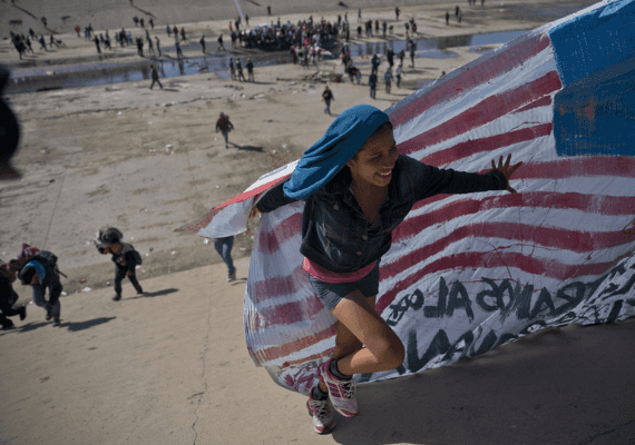יום לאחר המהומות: טראמפ מאיים לסגור את גבול מקסיקו "לצמיתות"