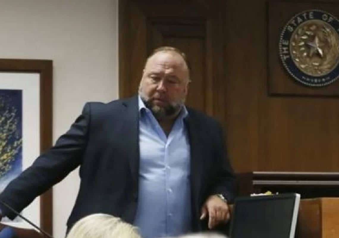 מכה כפולה: נכסיו של אלכס ג'ונס‏ הוקפאו ואז הוטל עליו קנס נוסף של חצי מיליארד דולרים