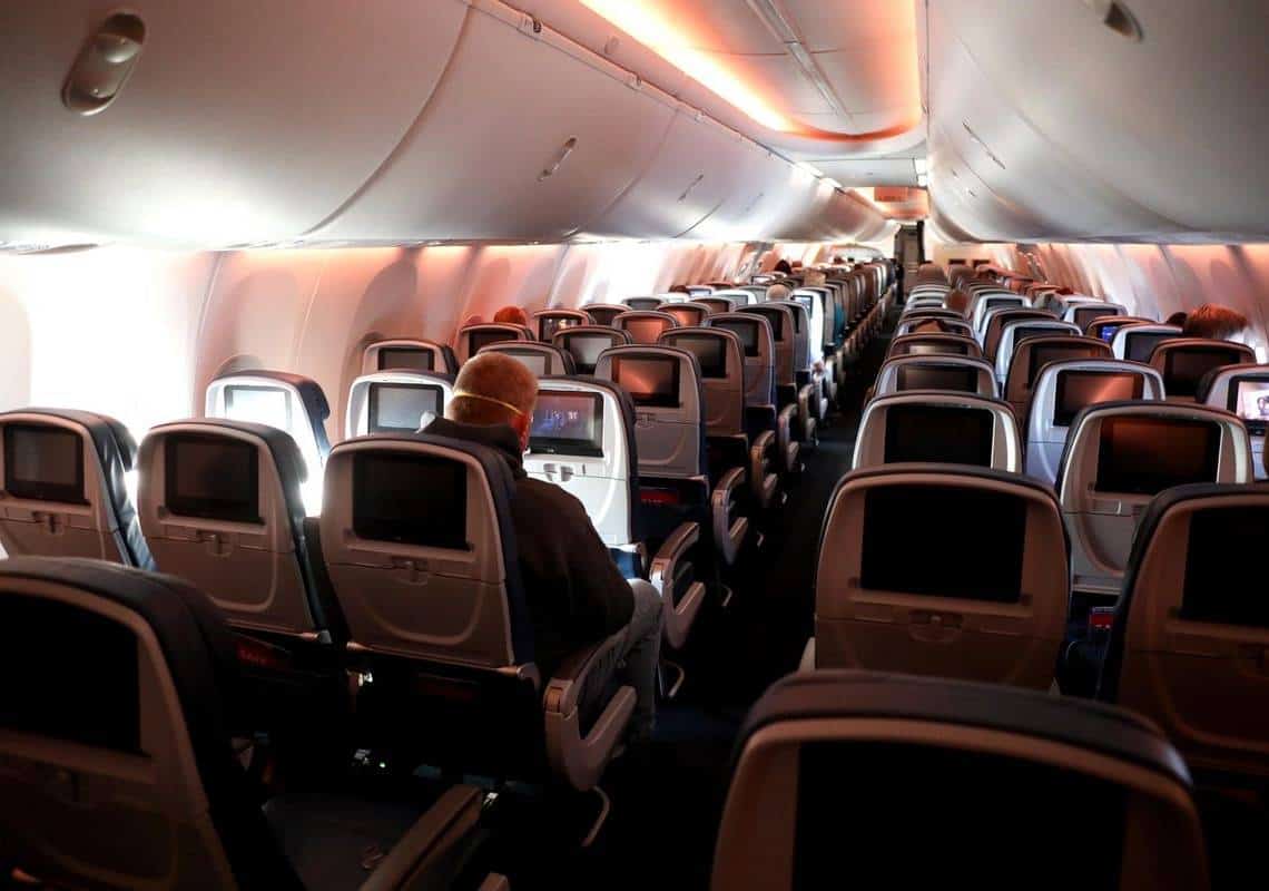 חוקרי ה-CDC לחברות התעופה: חסימת המושב האמצעי מפחיתה את סיכויי ההידבקות בקורונה באופן משמעותי