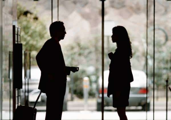 קשר השתיקה: עובדי רשת בתי המלון סייעו לסרסורים לסחור באכזריות בנערות ליווי 