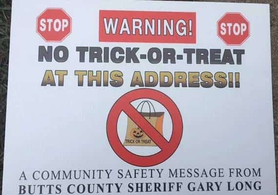 לא יחלקו ממתקים בהאלווין: עברייני מין תובעים שריף שהציב שלטי אזהרה בביתם