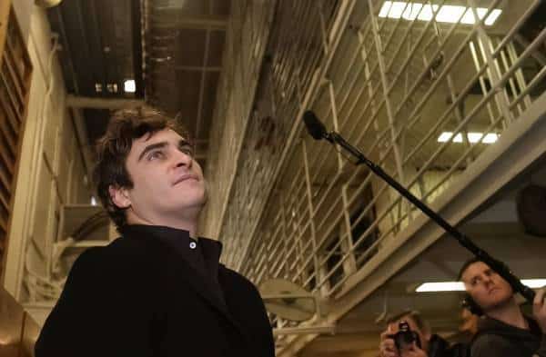 "לאף אחד לא מגיע למות בכלא מקורונה": חואקין פיניקס מפציר במושל ניו יורק לשחרר אסירים