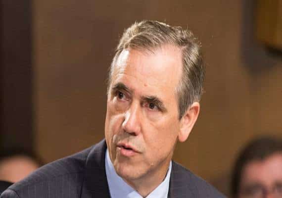 סנאטורים הגיעו לבקר ילדים של מבקשי מקלט - ולא הורשו להכנס