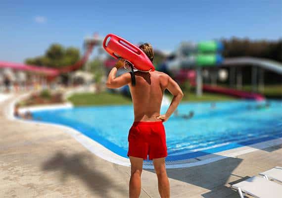 בזמן בילוי בבריכה: מציל נפגע מירי