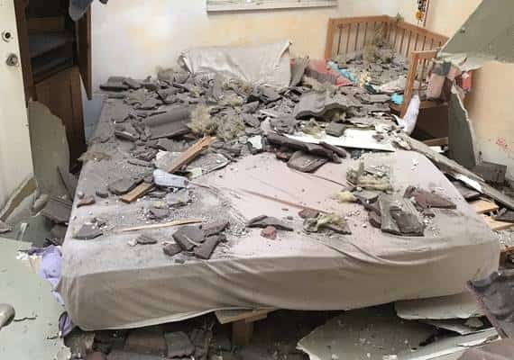 טיל מעזה נורה על בית פרטי במושב בשרון: בני משפחה ובהם תינוקות נפגעו 