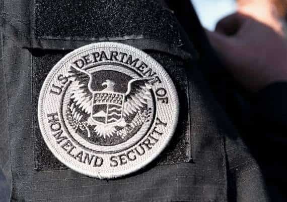 "תשתפי פעולה או תגורשי": אשה נאנסה במשך שנים על ידי סוכן הגירה 