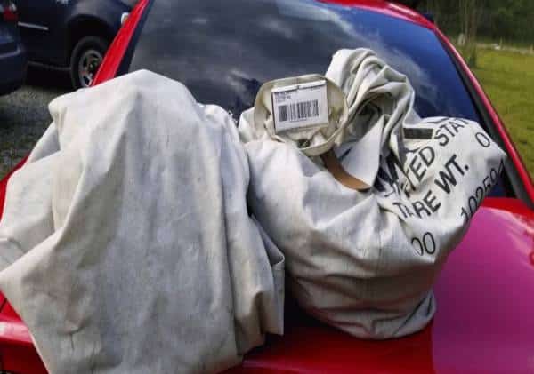 מה אתם הייתם עושים? משפחה מצאה בכביש שני שקים וגילתה בתוכם סכום בלתי נתפס