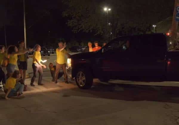 תפנית אלימה במהלך הפגנת קבוצת יהודים כנגד רשויות ההגירה: לפחות 2 נפגעו ממכונית של סוהר