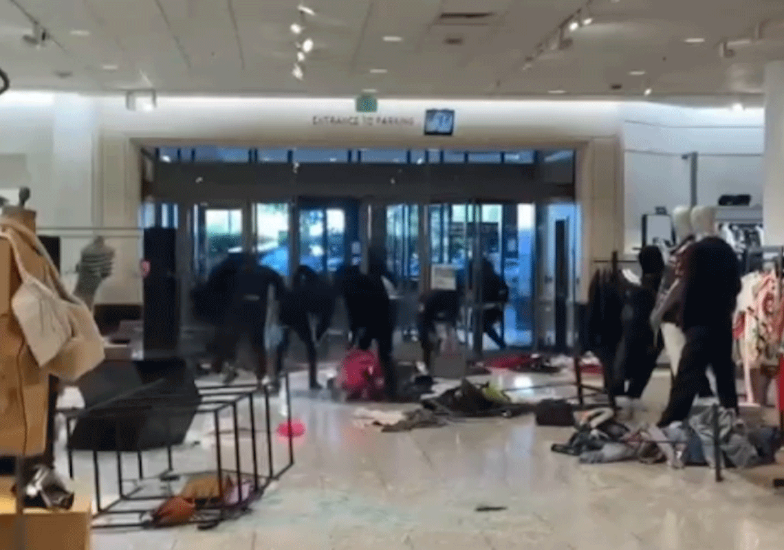  אירוע ביזה המוני בלוס אנג'לס - כנופיית רעולי פנים שדדה את קניון טופנגה בוודלנד הילס; שומר הותקף