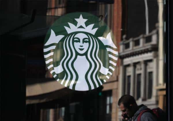 קריאות לחרם על סטארבקס לאחר ששוטרים נזרקו מסניף במהלך חגיגות העצמאות