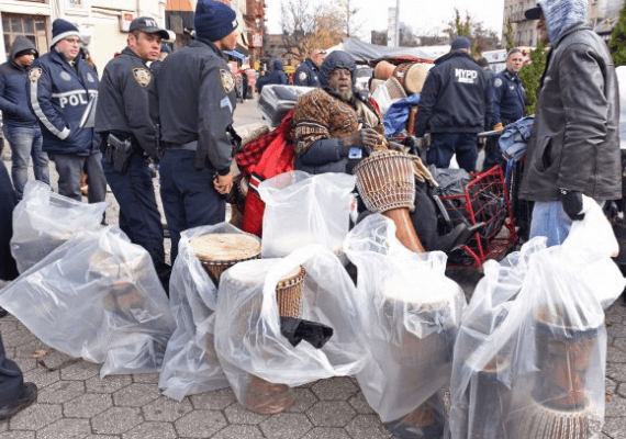 ניו יורק: כמה שוטרים צריך כדי לפנות הומלס קטוע רגל מהרחוב?