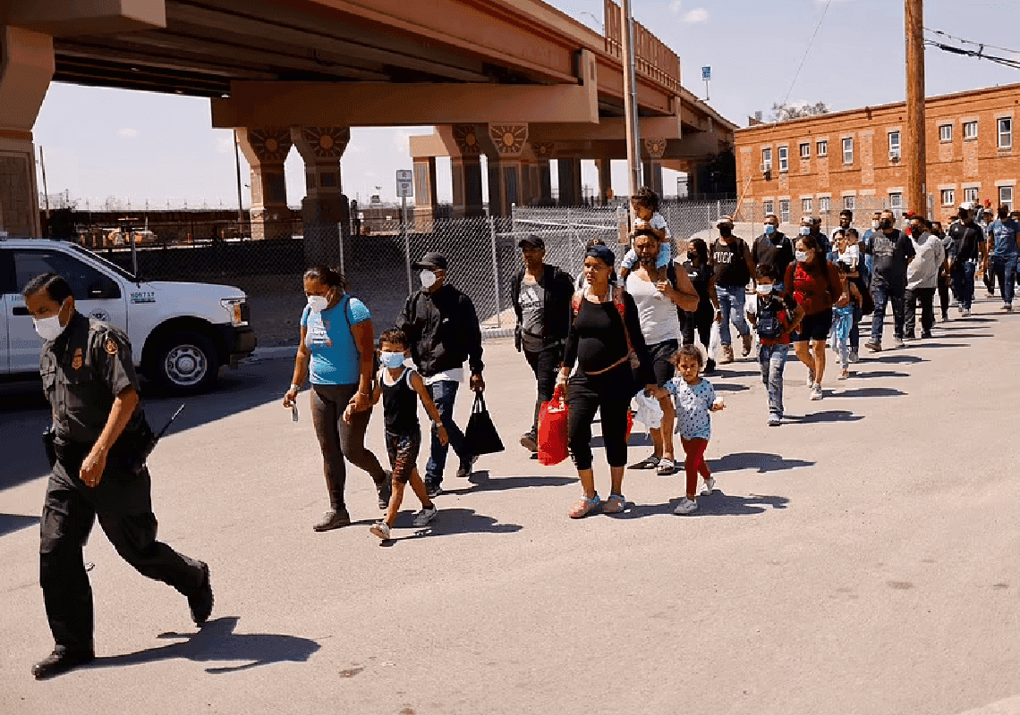 ראש עיר דמוקרטי מטקסס בתוכנית הסעת מהגרים משלו: "אנחנו עוזרים להם" 