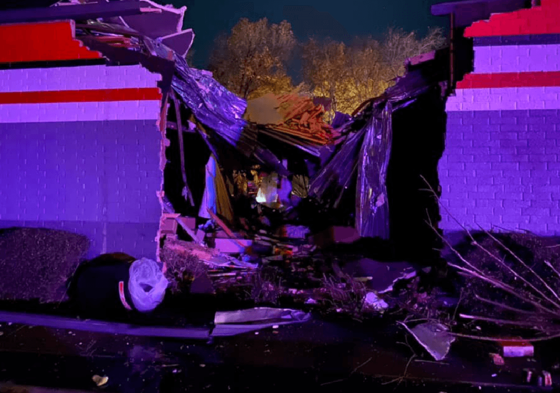 טקסס: משאית התנגשה במבנה – וחצתה אותו לשניים