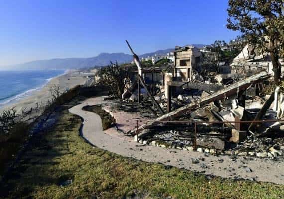 שריפת ווסלי מתקרבת לסימי ואלי. כביש 118 נסגר ממערב לשד' טופנגה