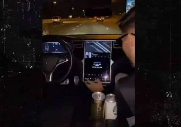 בזמן שכיסא הנהג ריק, הטסלה על "טייס אוטומט", והם שיכורים, שלושה צעירים טסו על כבישי נבדה