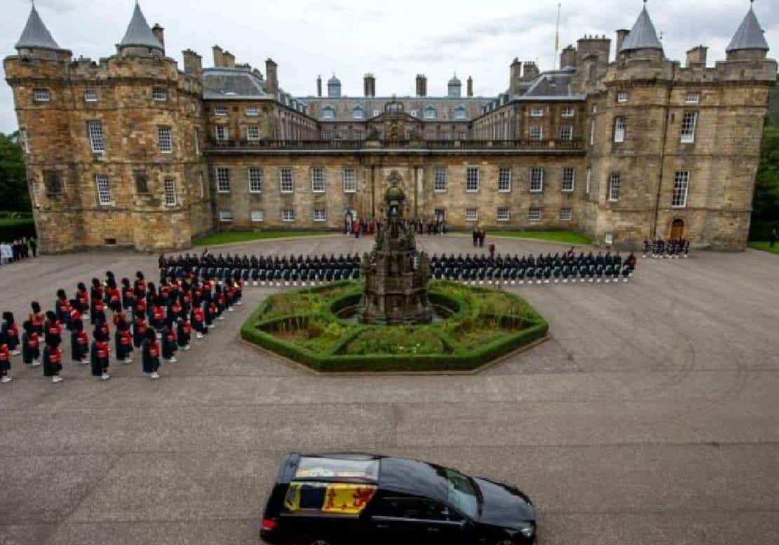 תור באורך חמישה מיילים: האבלים יצטרכו להמתין 20 שעות כדי לחלוק כבוד אחרון למלכה‏