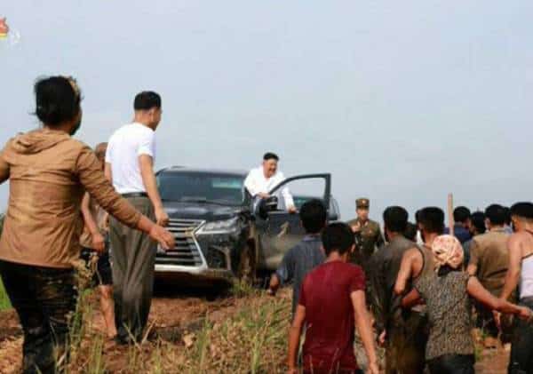  בג'יפ הלקסוס החדיש:  אנשי הכפר איבדו את בתיהם אז קים קפץ לביקור