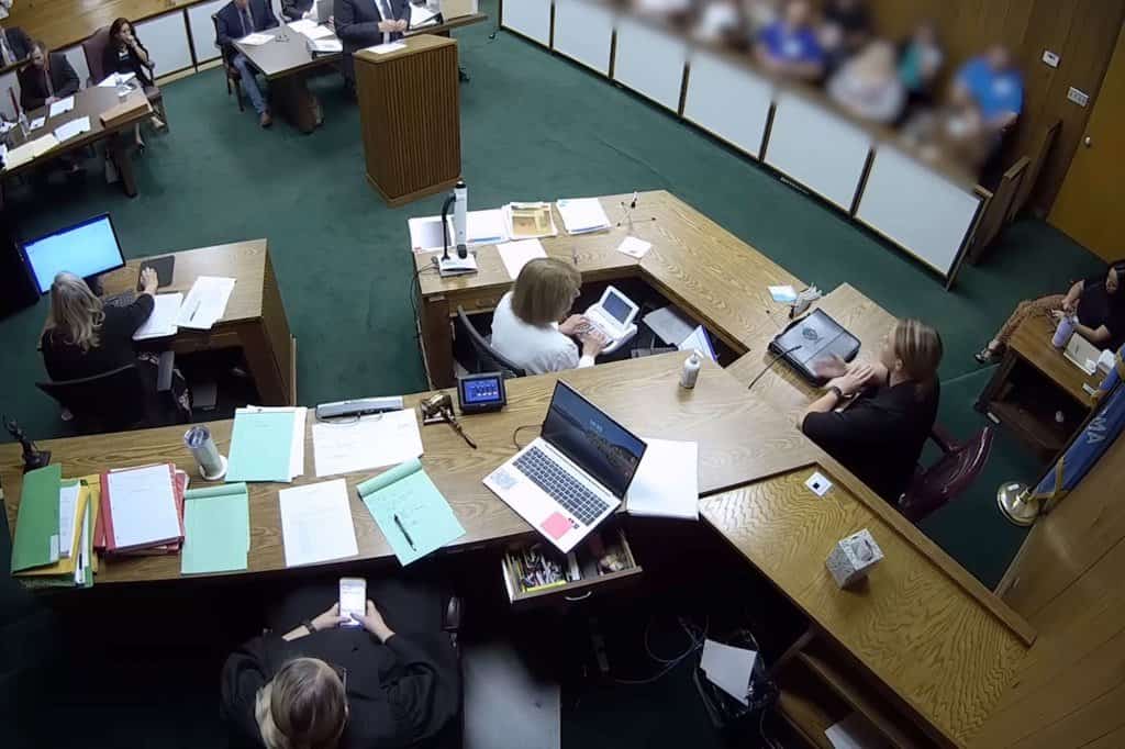 ‏‏שופטת מואשמת כי שיחקה בסלולרי במשך שעות במהלך משפט של בן 2 שנרצח - כולל כשאמו בכתה על דוכן העדים