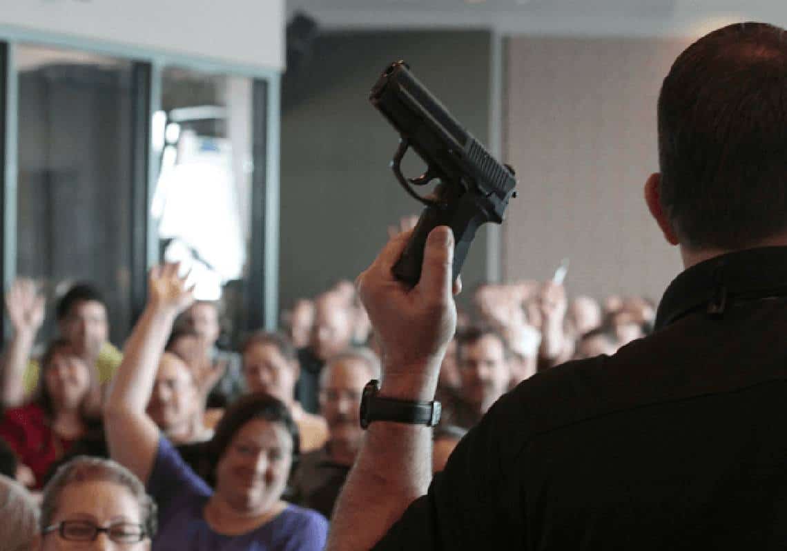 58% מהאמריקנים: "יש לחמש ולאמן  מורים בבתי-ספר בנשק חם"