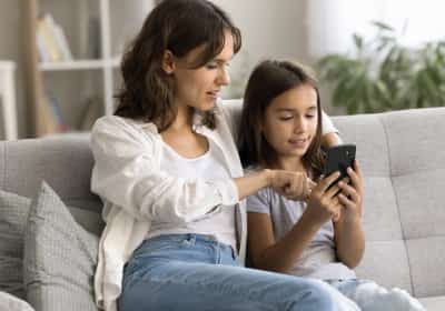 הילד מבקש פלאפון? מחקר חדש מגלה באיזה גיל זה באמת מתאים