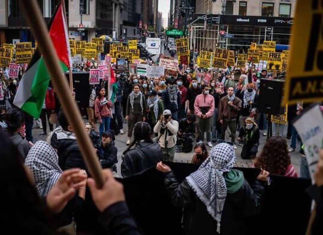 דו"ח מטריד: יותר משליש מההורים בארה"ב מדווחים על אנטישמיות בכיתות