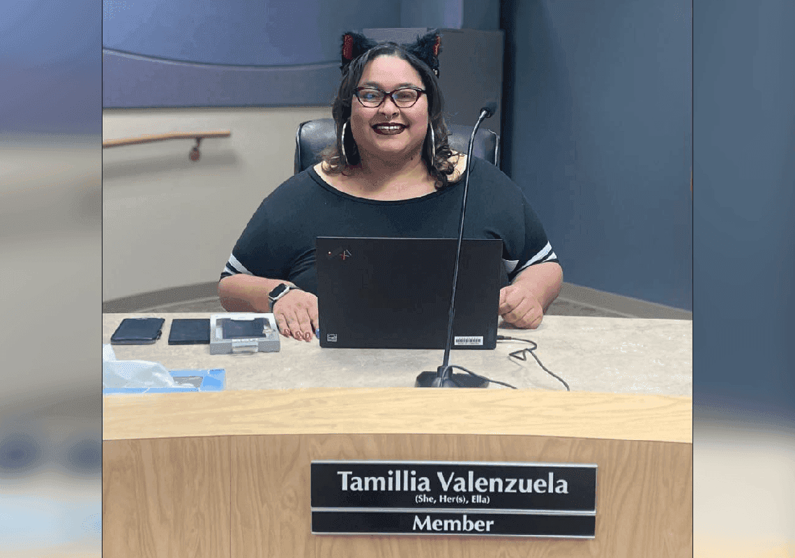 מציאות מעוותת: אשת חינוך מאריזונה העוטה אוזני חתול לא רוצה מורים נוצרים - בגלל הערכים שלהם