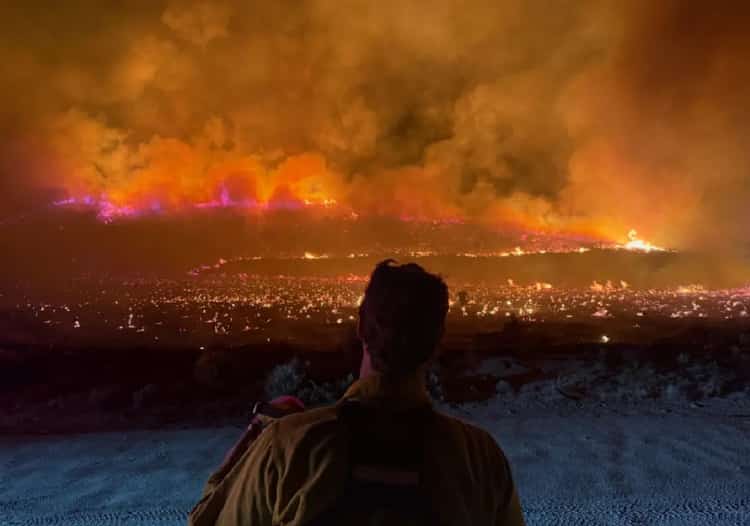 שתי שריפות התאחדו ללהבת ענק: אלפים נמלטים מבתיהם בקליפורניה ובנבדה