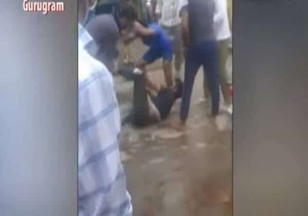 לינץ' לעיני המצלמות, אדם מוכה במהלומות פטיש בידי המון  - והמשטרה מסתכלת מהצד - סרטון מצורף