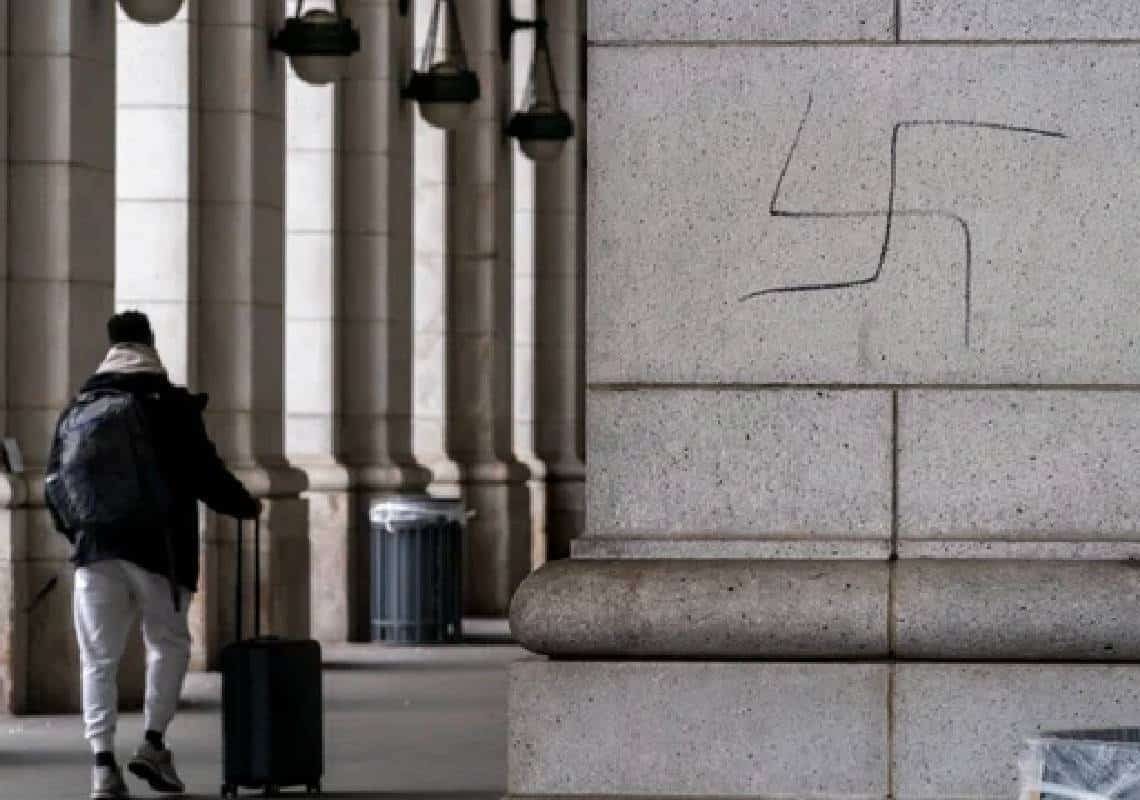 יממה לאחר יום הזיכרון הבינלאומי לשואה: צלבי קרס צוירו על תחנת רכבת בבירת ארה"ב